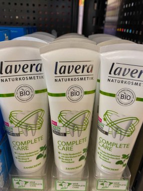 Stralsund, Almanya 22 Haziran 2021, bir Alman süpermarketinin rafında birkaç tüp 