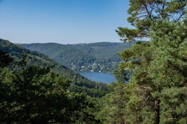 Engelsblick bakış açısından Obermaubach barajı manzaralı harika bir manzara.