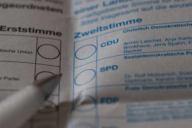 Rheinbach, Almanya, 12 Eylül 2021, 26 Eylül 'deki Bundestag seçimleri için yapılan posta oylamasına ilişkin belgenin yakından görüntüsü