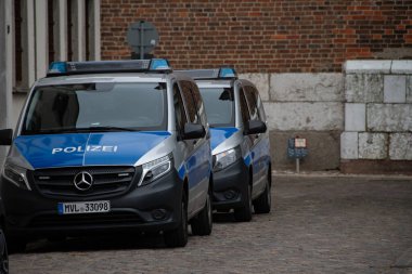 Stralsund, Almanya 24 Haziran 2021, Stralsund 'daki polis karakolunun önünde iki polis arabası