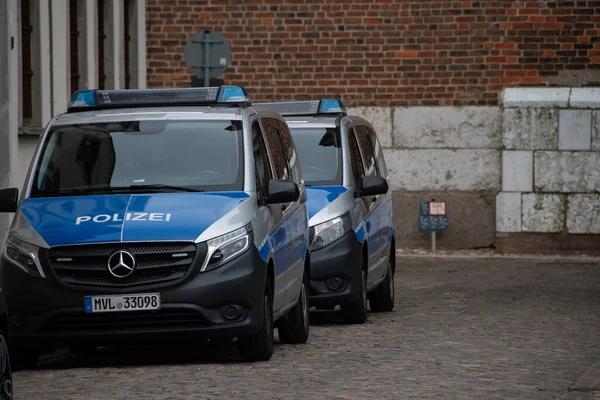 Stralsund Alemania Junio 2021 Dos Coches Policía Frente Estación Policía —  Fotos de Stock