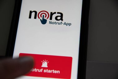 Rheinbach, Almanya 28 Eylül 2021, Bir kullanıcının akıllı telefonundaki yeni acil durum uygulaması 