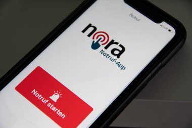 Rheinbach, Almanya. 28 Eylül 2021. Akıllı telefondaki yeni acil durum uygulaması Nora.
