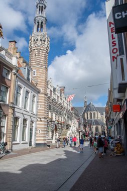 Alkmaar, Hollanda 28 Haziran 2025, Belediye Binası ve St. Lawrence Kilisesi manzaralı 