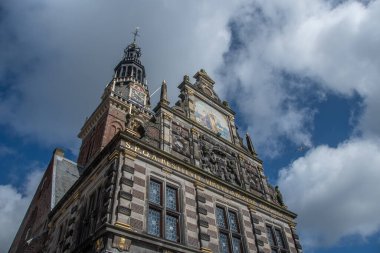 Alkmaar, Hollanda 28 Haziran 2024, Alkmaar 'daki tarihi Waaggebouw manzarası bulutlu mavi bir gökyüzüne karşıdır..