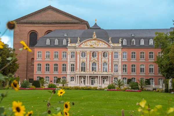 Trier, Almanya 25 Eylül 2024, Trier 'deki Seçim Sarayı barok cephe ve heykellerle dolu