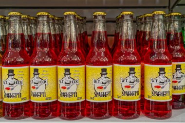 Arcadia, tamam - 24 Eylül 2025: bir şişe W.T. Heck Spagetti aromalı soda, yazan Blue Sun Bottling, Pops 66 Soda Ranch. W.T. Heck, alışılmadık lezzetleri olan bir gazoz markasıdır..