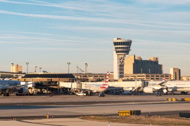 Philadelphia, PA - 3 Aralık 2025: Philadelphia Uluslararası Havalimanı 'ndaki hava trafik kontrol kulesi (PHL) birleşik bir TRACON (radar yaklaşım kontrolü) ve ATCT (görsel kule işlemleri) tesisidir..