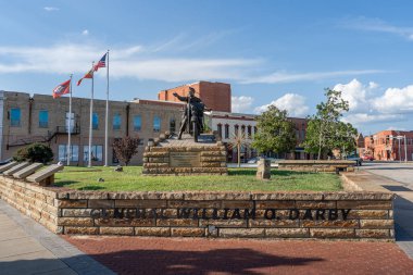 Fort Smith, Arkansas - 15 Eylül 2021: General William O. Darby, ABD ordusunun orjinal komutanı, Kevin Kresse 'nin heykeli.