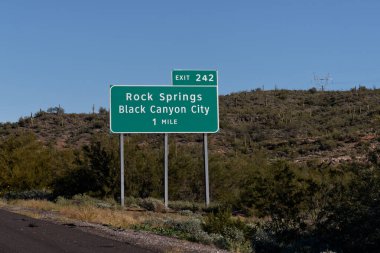I-17 çıkışındaki 242 no 'lu çıkış işareti Rock Springs ve Black Canyon City, Arizona için.