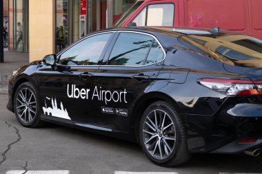 Prag, Çek Cumhuriyeti - 20 Ocak 2025: Uber Havalimanı aracı Vaclav Havel Havalimanı Prag 'dan araçlar sunuyor.
