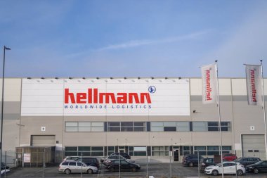 Bor, Czechia - 21 Ocak 2025: Hellmann Worldwide Logistics Airload, Seafreight, Road & Rail ve Contract Logistics şirketlerinden büyük bir uluslararası lojistik sağlayıcısıdır..