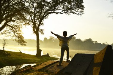 Yoga yapan bir kadın.