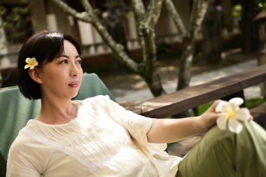 Park 'taki genç kadın.