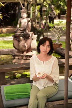 Park 'taki genç kadın.