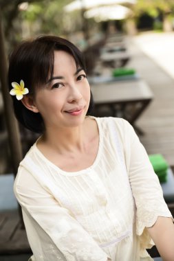 Park 'taki genç kadın.