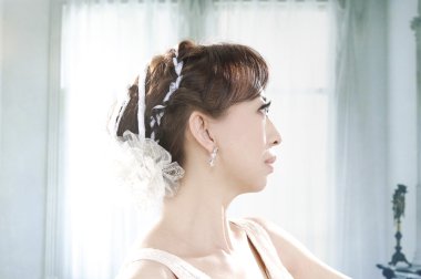 Beyaz elbiseli genç ve güzel köprü