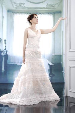 Beyaz elbiseli genç ve güzel köprü