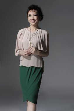 gülümseyen orta yaşlı kadın