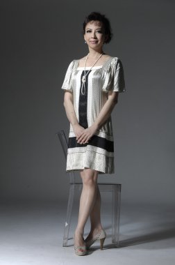 gülümseyen orta yaşlı kadın