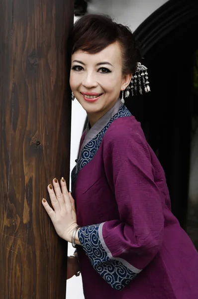 Žena v tradiční čínštině — Stock fotografie