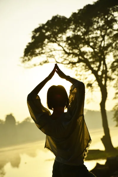 Vrouw doet yoga oefeningen — Stockfoto