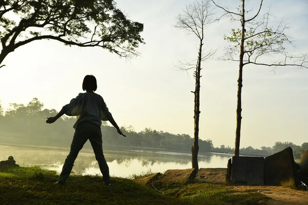 Vrouw doet yoga oefeningen — Stockfoto