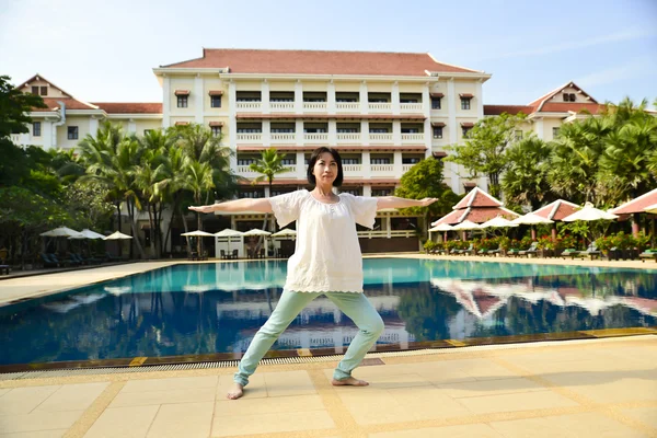 Girl doing yoga exercise — Stock Photo, Image