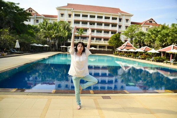 Girl doing yoga exercise — Stock Photo, Image