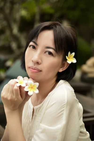 Young woman  in park — Stock Photo, Image