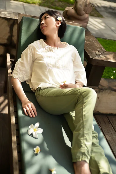 Jeune femme dans le parc — Photo