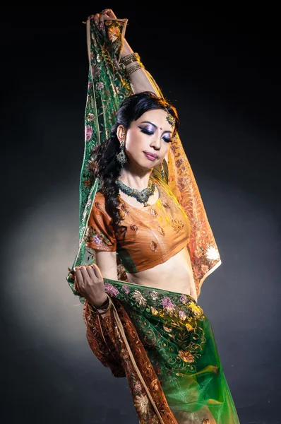 Mujer asiática en ropa tradicional — Foto de Stock