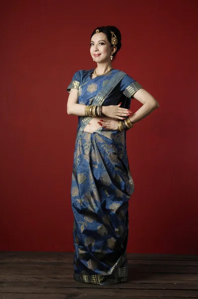 Aziatische vrouw in traditionele kleding — Stockfoto