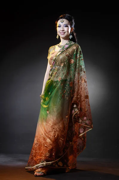 Ασιατική γυναίκα σε παραδοσιακή ενδυμασία — Φωτογραφία Αρχείου