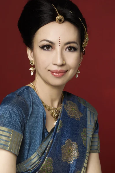 Mujer asiática en ropa tradicional — Foto de Stock