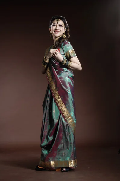 Mulher asiática em roupas tradicionais — Fotografia de Stock