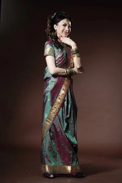 Mujer asiática en ropa tradicional — Foto de Stock
