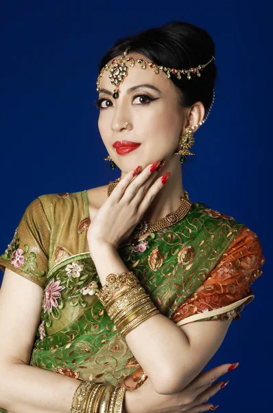 Asiatisk kvinna i traditionella kläder — Stockfoto
