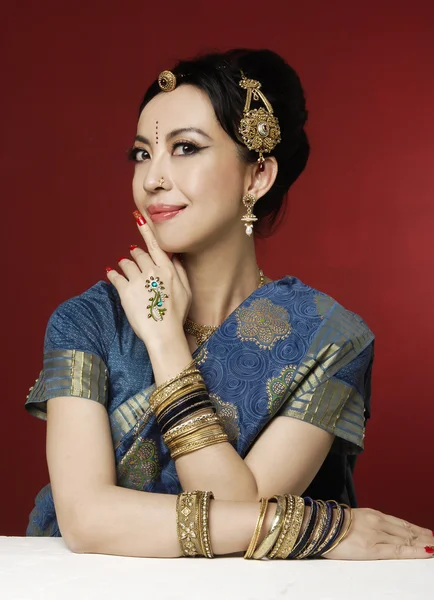 Femme asiatique dans les vêtements traditionnels — Photo