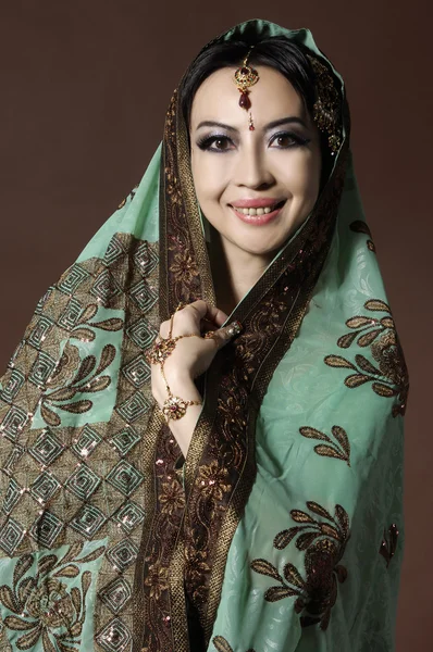 Mulher asiática em roupas tradicionais — Fotografia de Stock