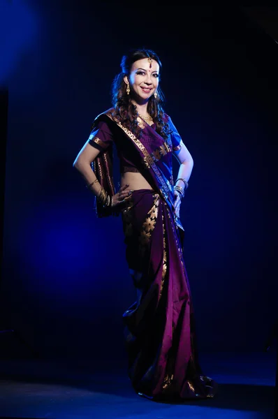 Asiatisk kvinna i traditionella kläder — Stockfoto
