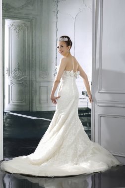 Genç gelin beyaz gelinlik