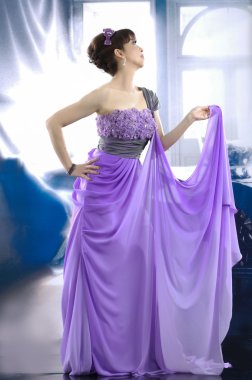 Mor elbiseli güzel gelin