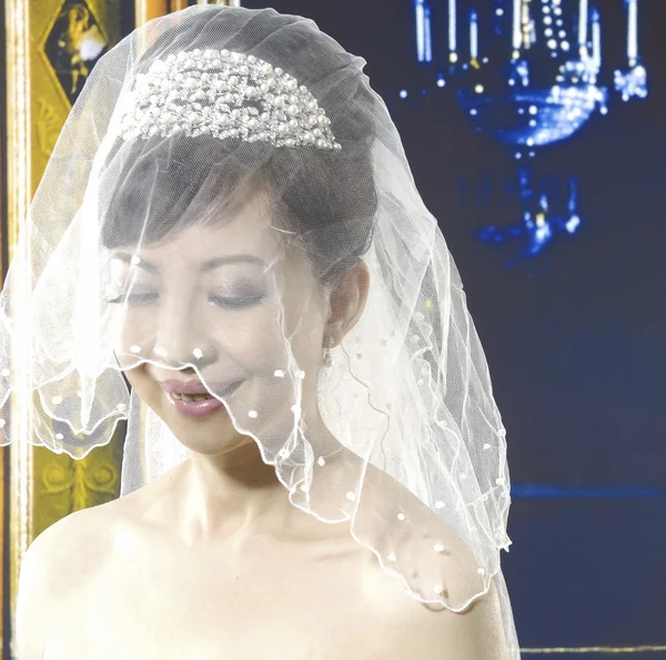 Молода наречена в білій весільній сукні — стокове фото