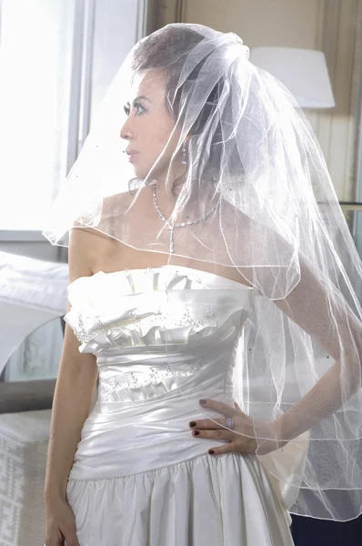 Молодая невеста в белом свадебном платье — стоковое фото