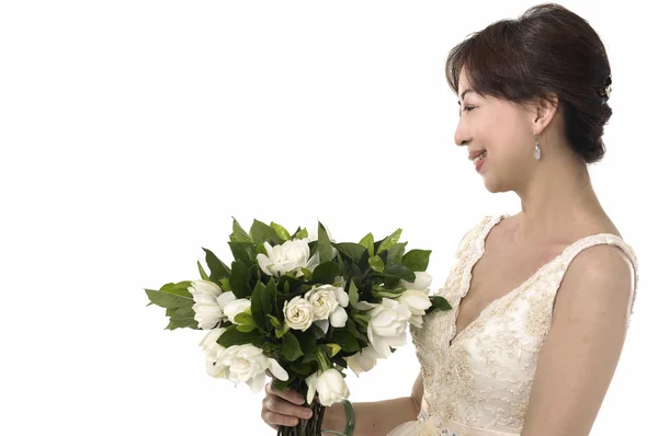 花の巨大な花束と美しい花嫁 — ストック写真
