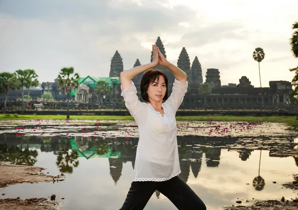 Mujer haciendo yoga — Foto de Stock