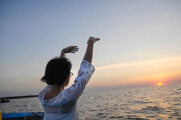 Frau macht Yoga mit Holzboot lizenzfreie Stockfotos