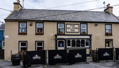 Crookhaven 'daki Welcome Inn, County Cork, İrlanda. Mevsim dışı nüfusu az olan bu küçük sahil köyündeki üç bardan biri..