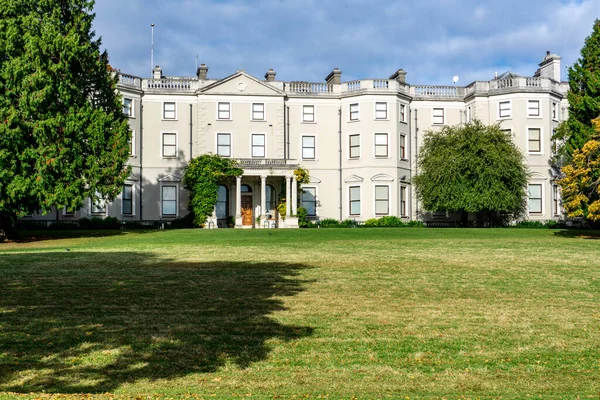 Farmleigh House, West Dublin, İrlanda Edward Cecil Guinness tarafından 1880 'lerde inşa edildi. Artık devlet mülkiyetinde..